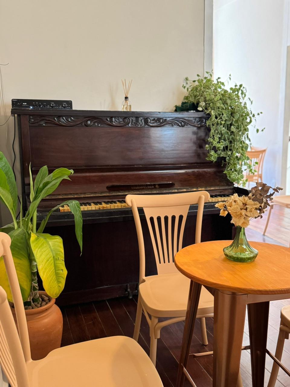 Piano antigo com decoração de festa ao fundo