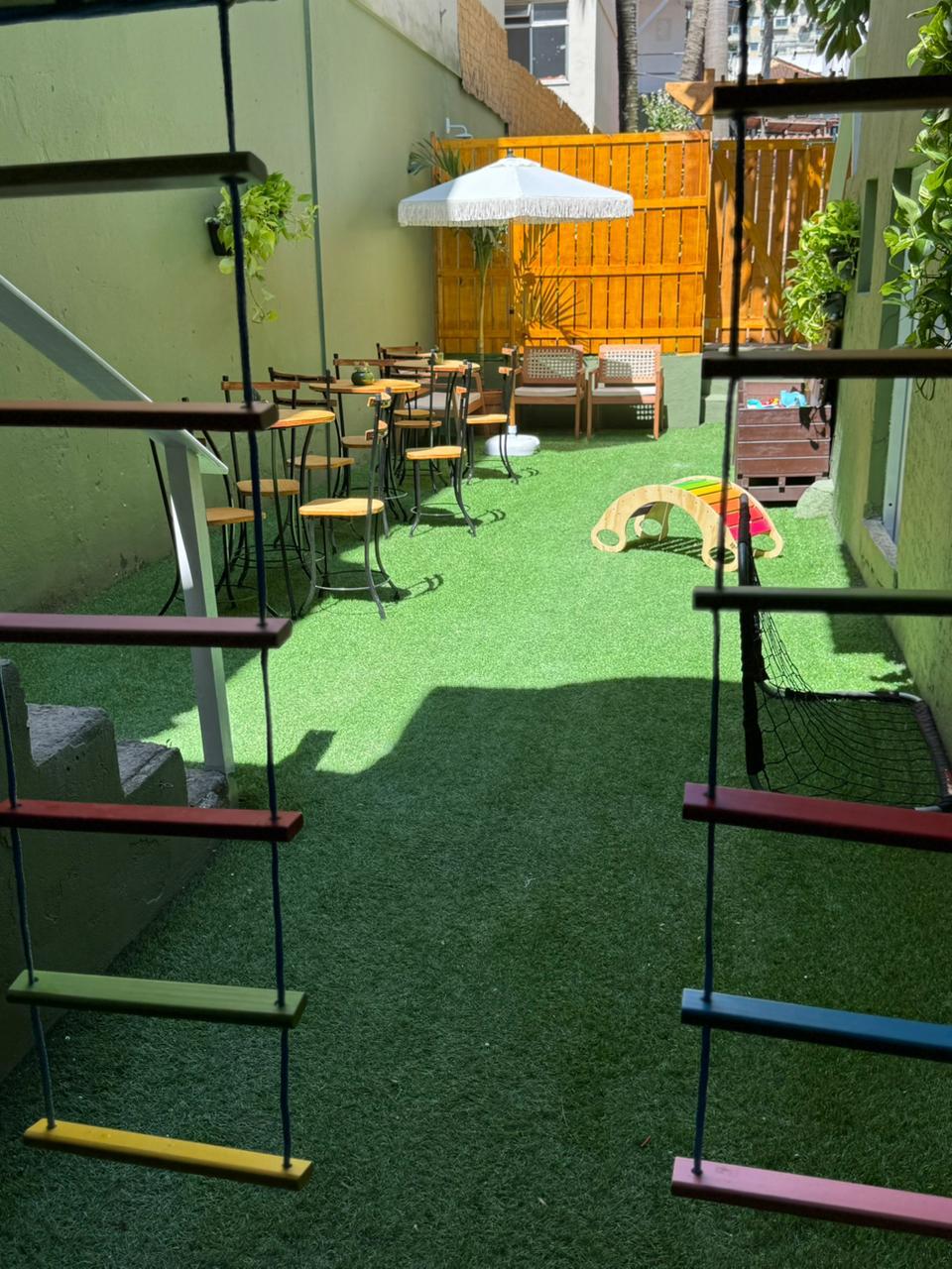 Cantinho com mesa e plantas