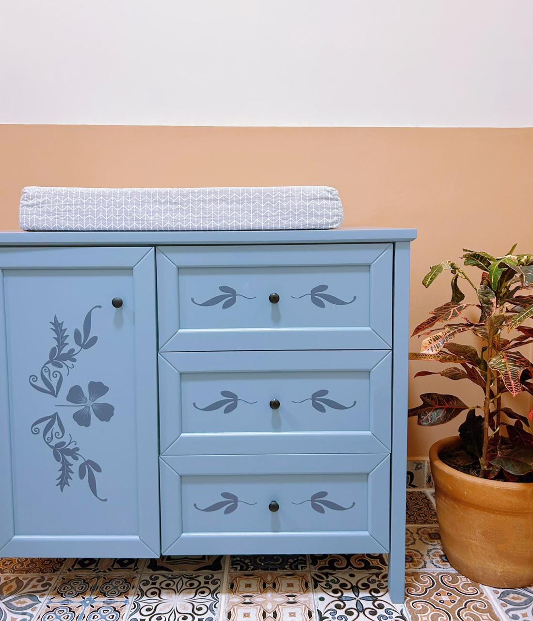 Móvel decorado com detalhes florais