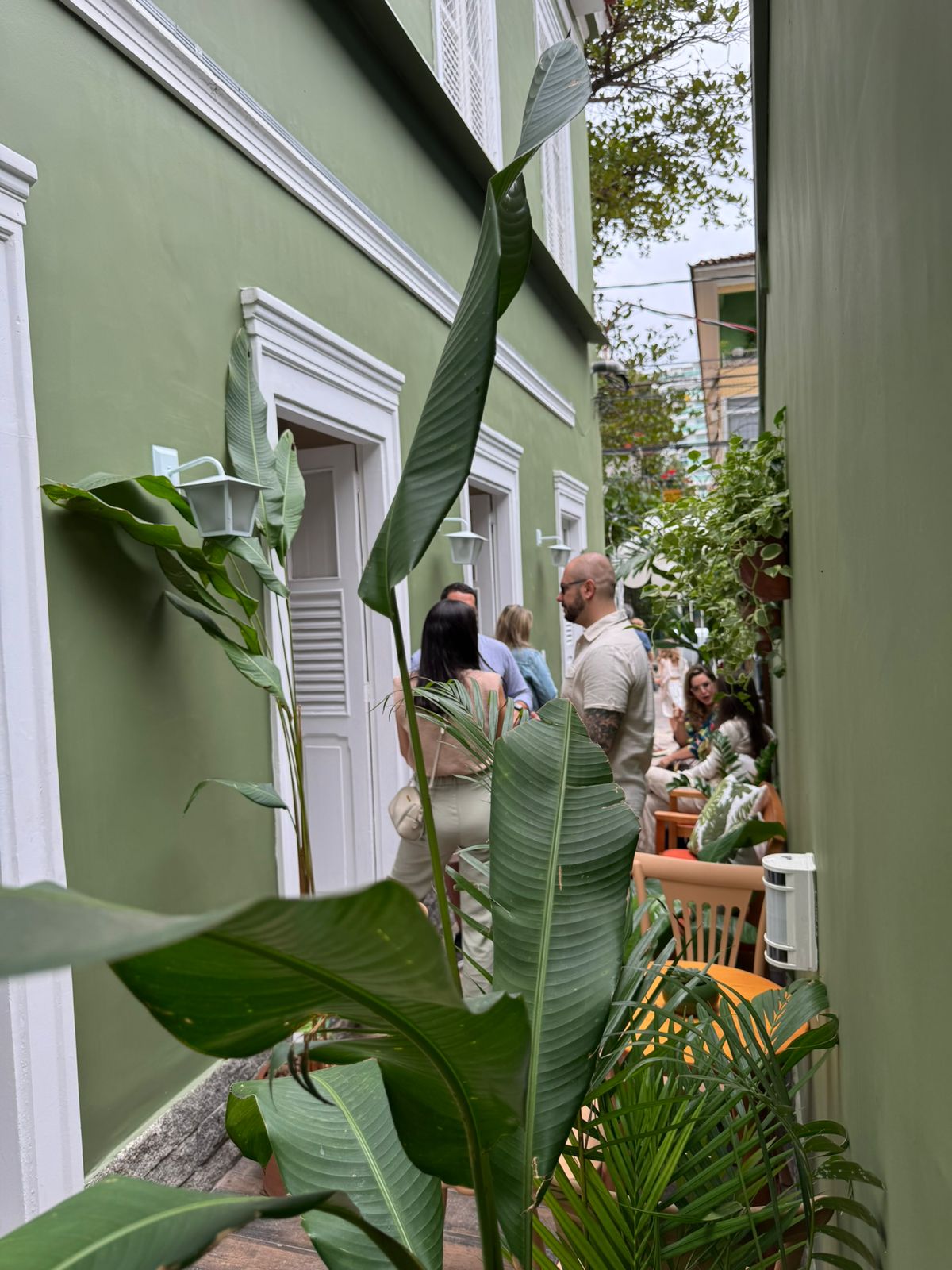 Convidados caminhando pelo corredor externo do Abacateiro Botafogo