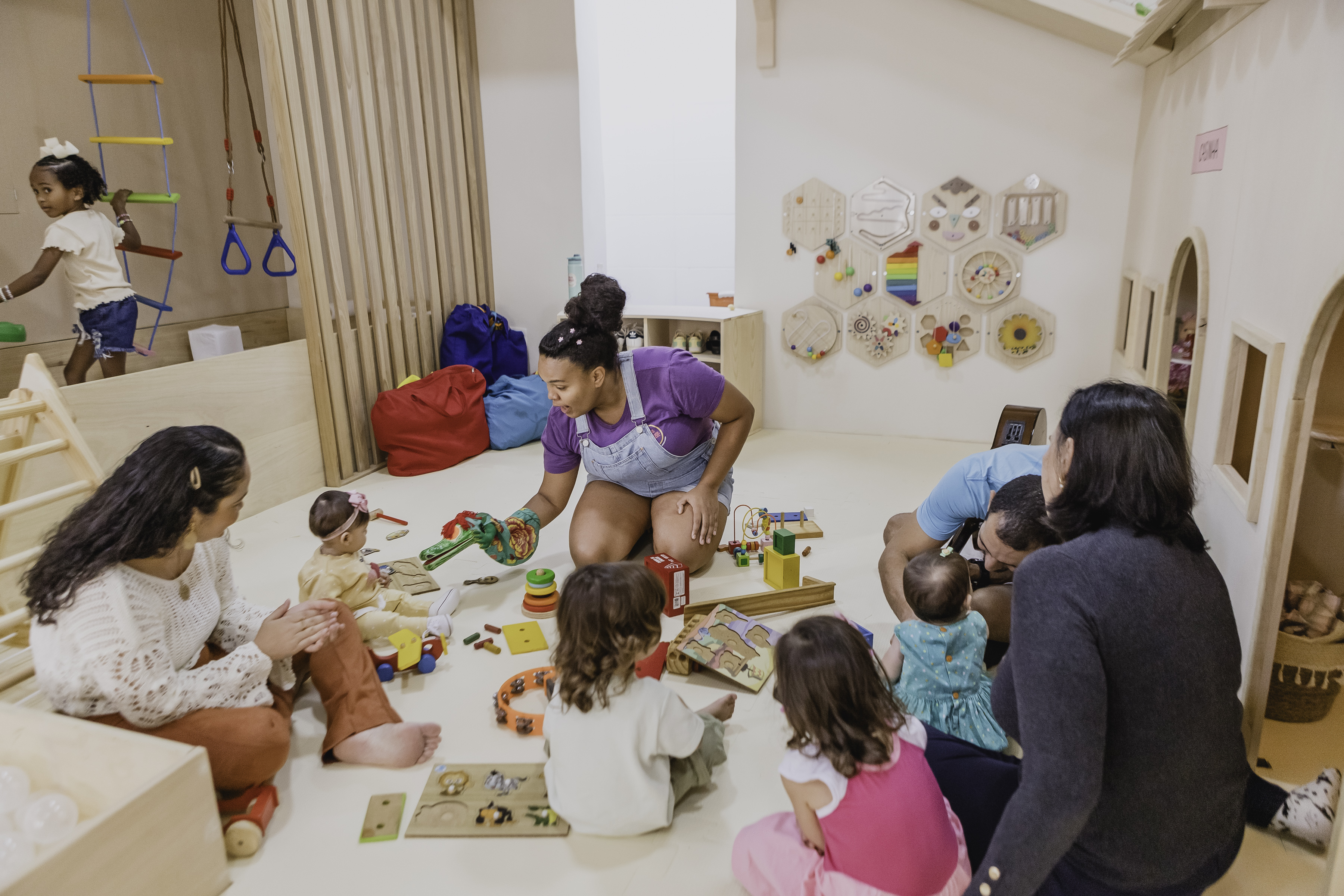 Menina sorrindo em meio a bolhas de sabão na sala de atividades