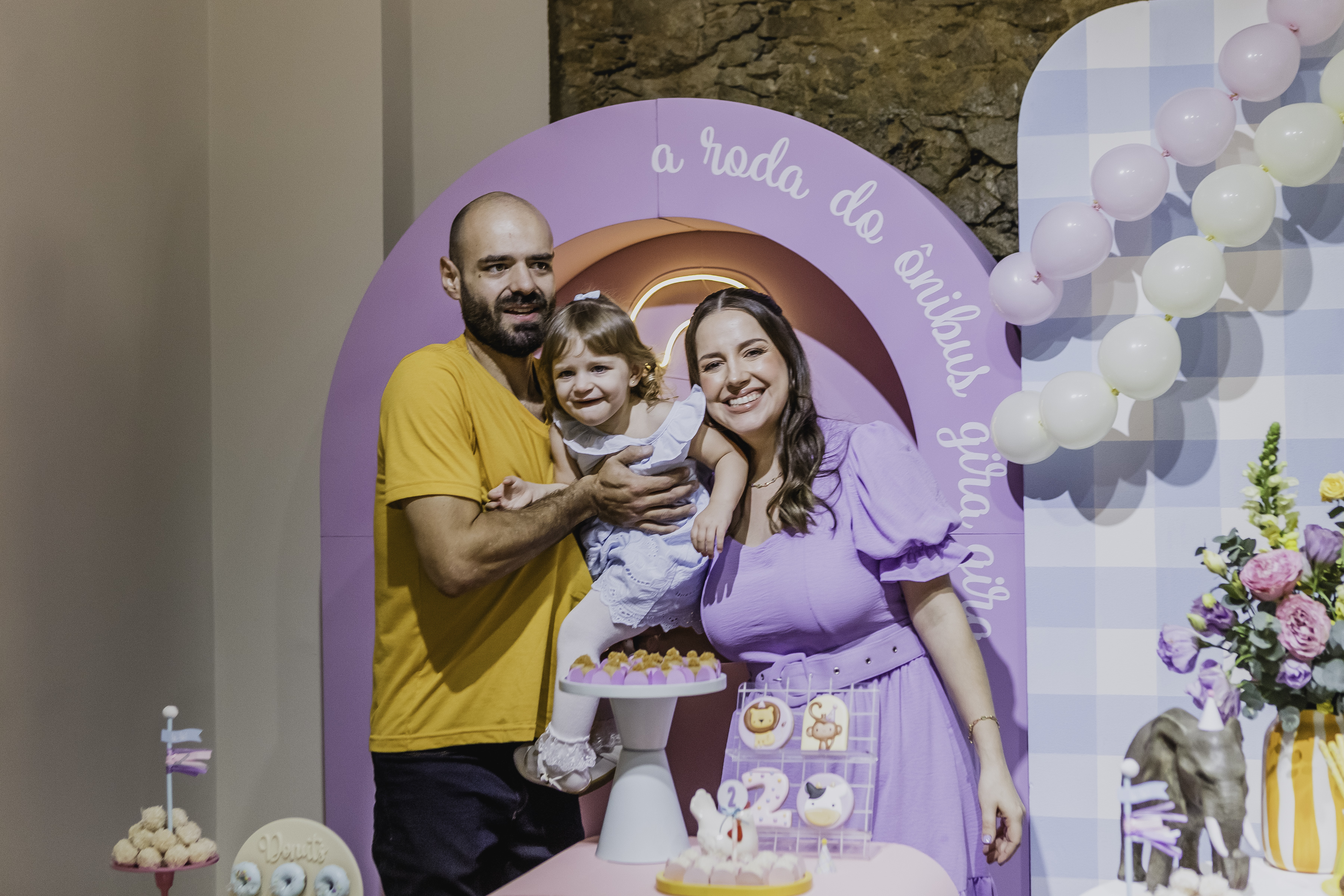 Família sorridente posando em festa com tema safari