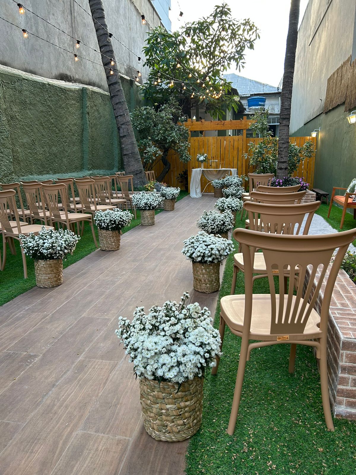 Corredor externo decorado com arranjos de flores brancas para casamento