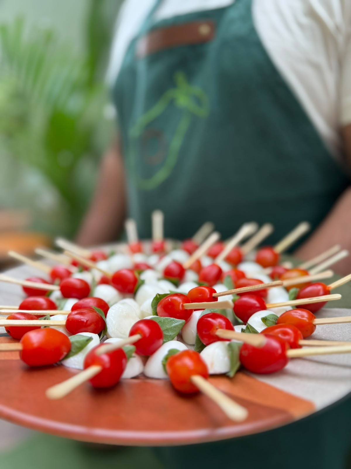 Espetinhos de tomate cereja e mussarela de búfala