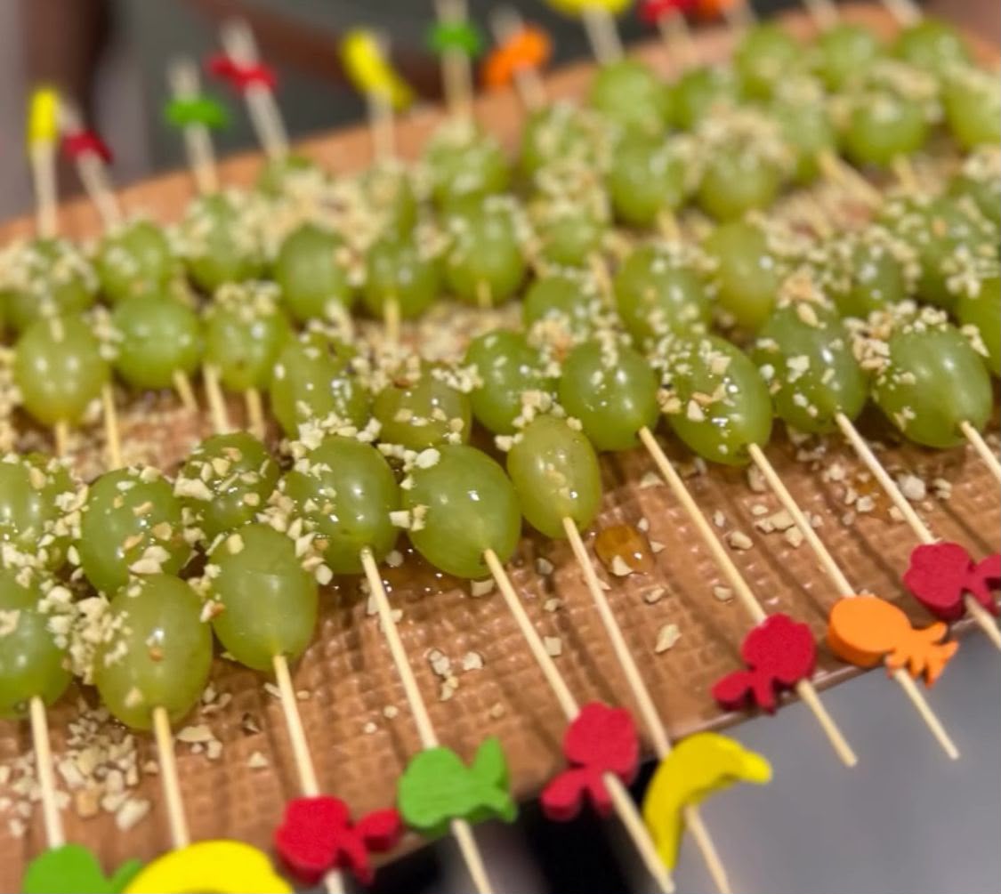 Espetinhos de uva com castanhas em espeto de bambu