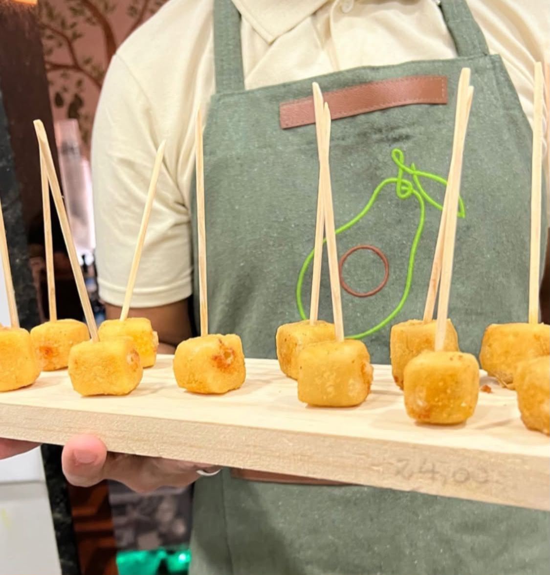 Garçom do Abacateiro servindo bolinhos de queijo em espeto