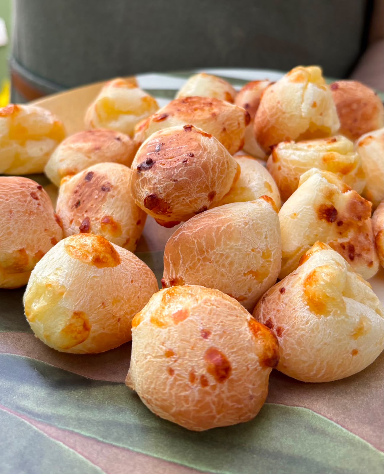 Pão de queijo fresquinho servido em travessa