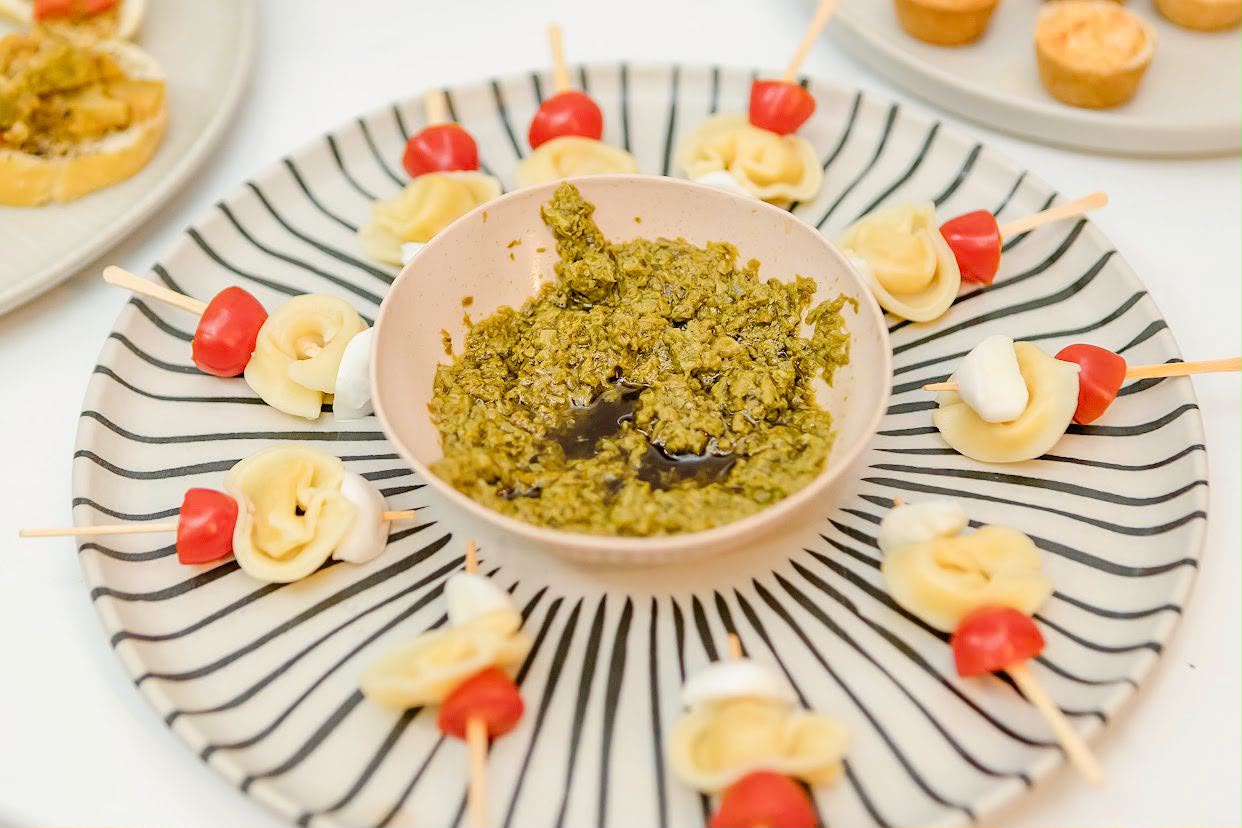 Espetinhos de tortellini com molho pesto