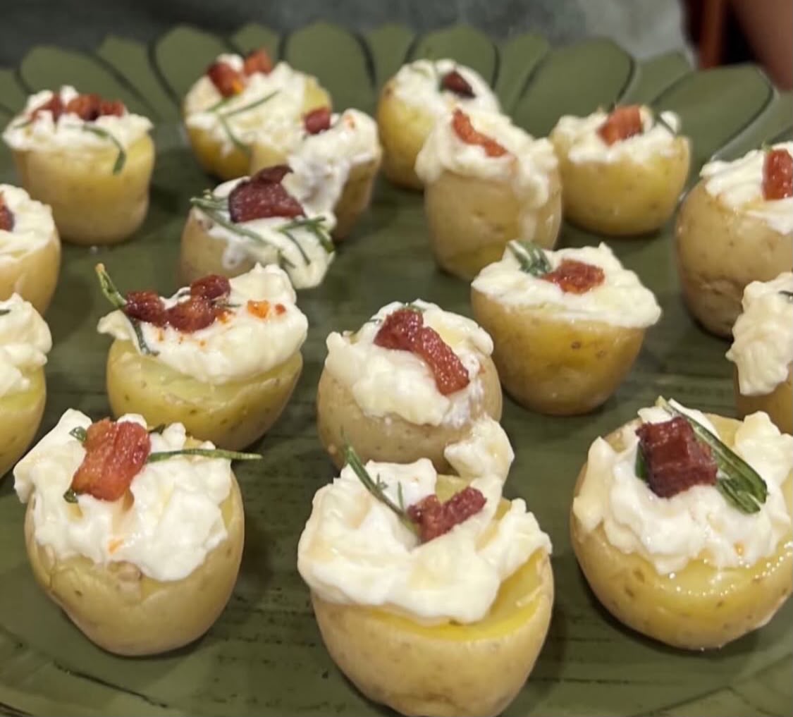 Batatinhas assadas recheadas com cream cheese e bacon