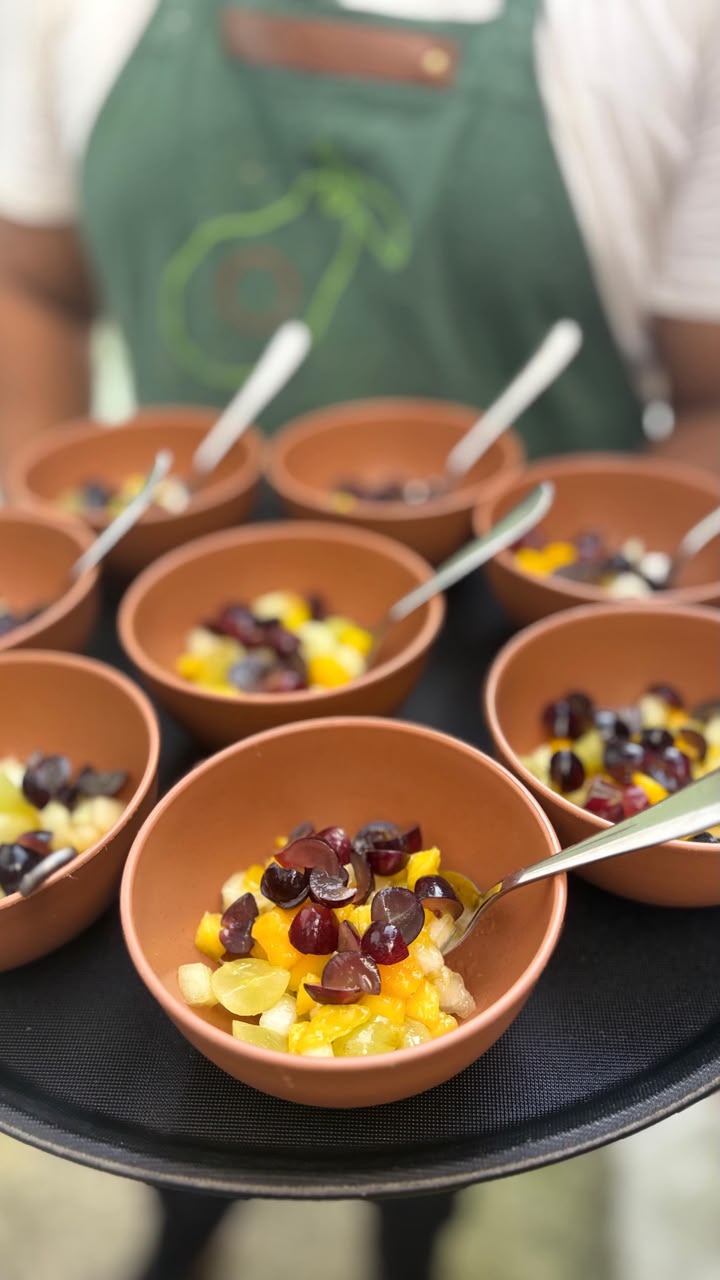 Potinhos de salada de frutas coloridos