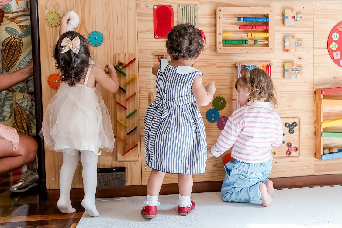 Crianças brincando no espaço interativo do Abacateiro
