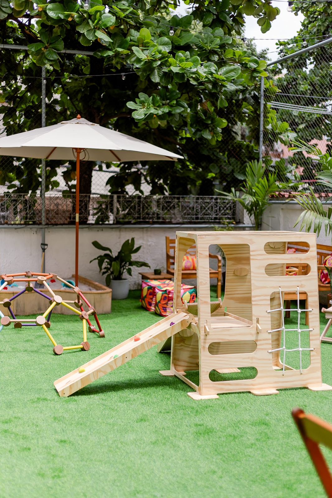 Quintal com playground e caixa de areia