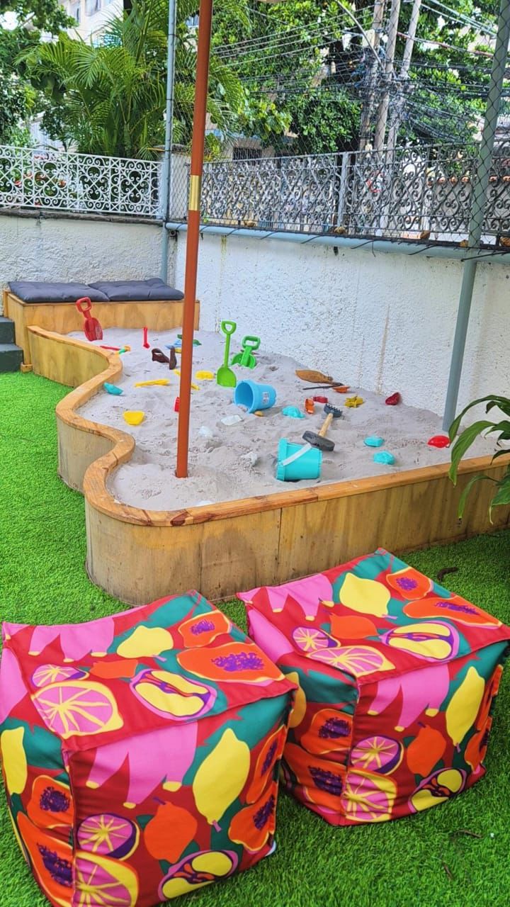 Caixa de areia com brinquedos infantis