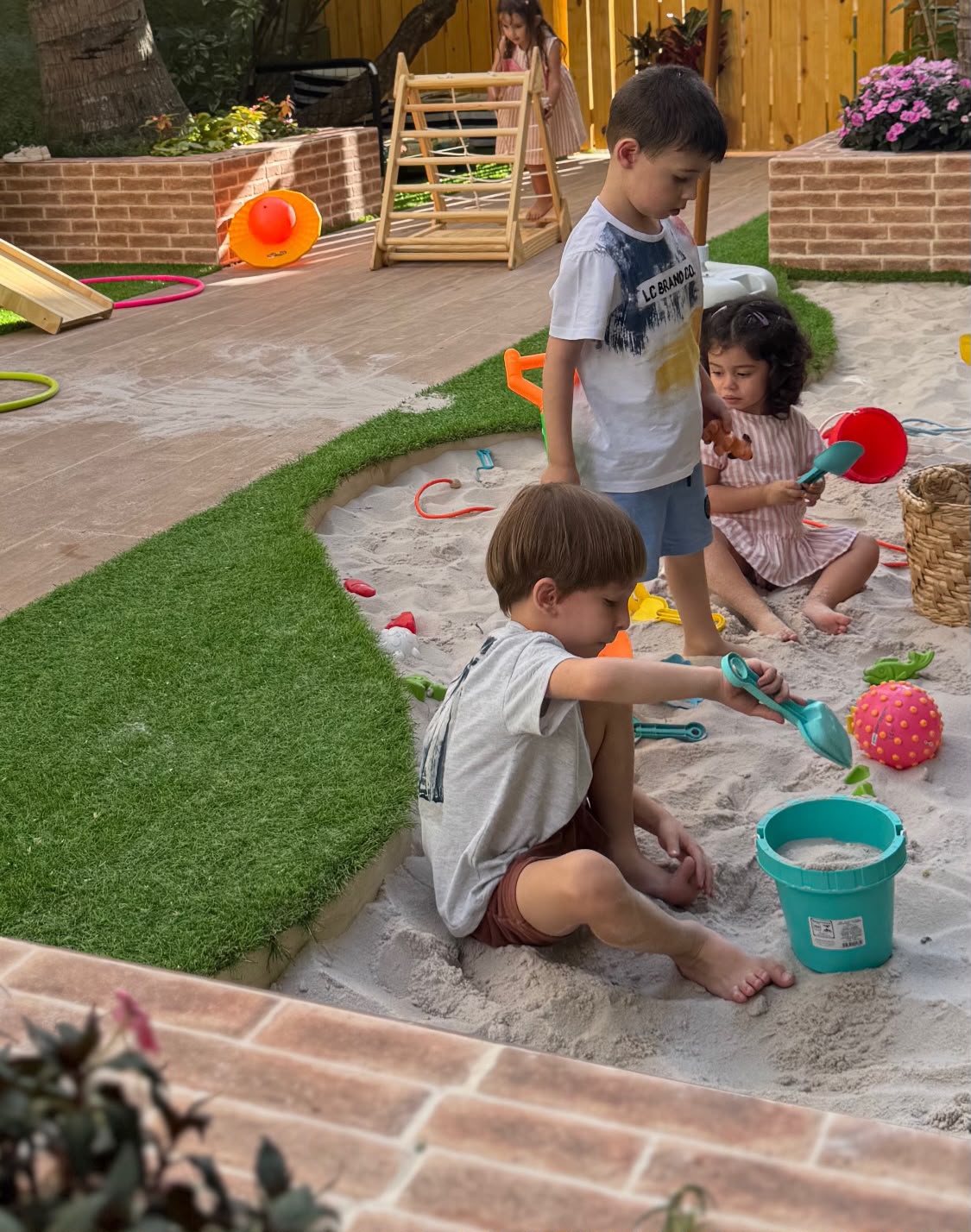 Crianças brincando no jardim durante festa no Abacateiro