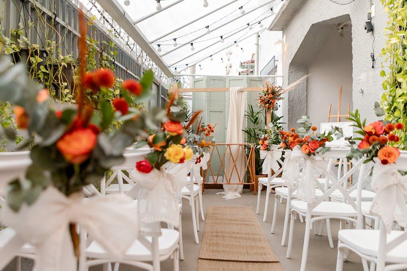 Decoração de festa com arranjos florais no Abacateiro Tijuca
