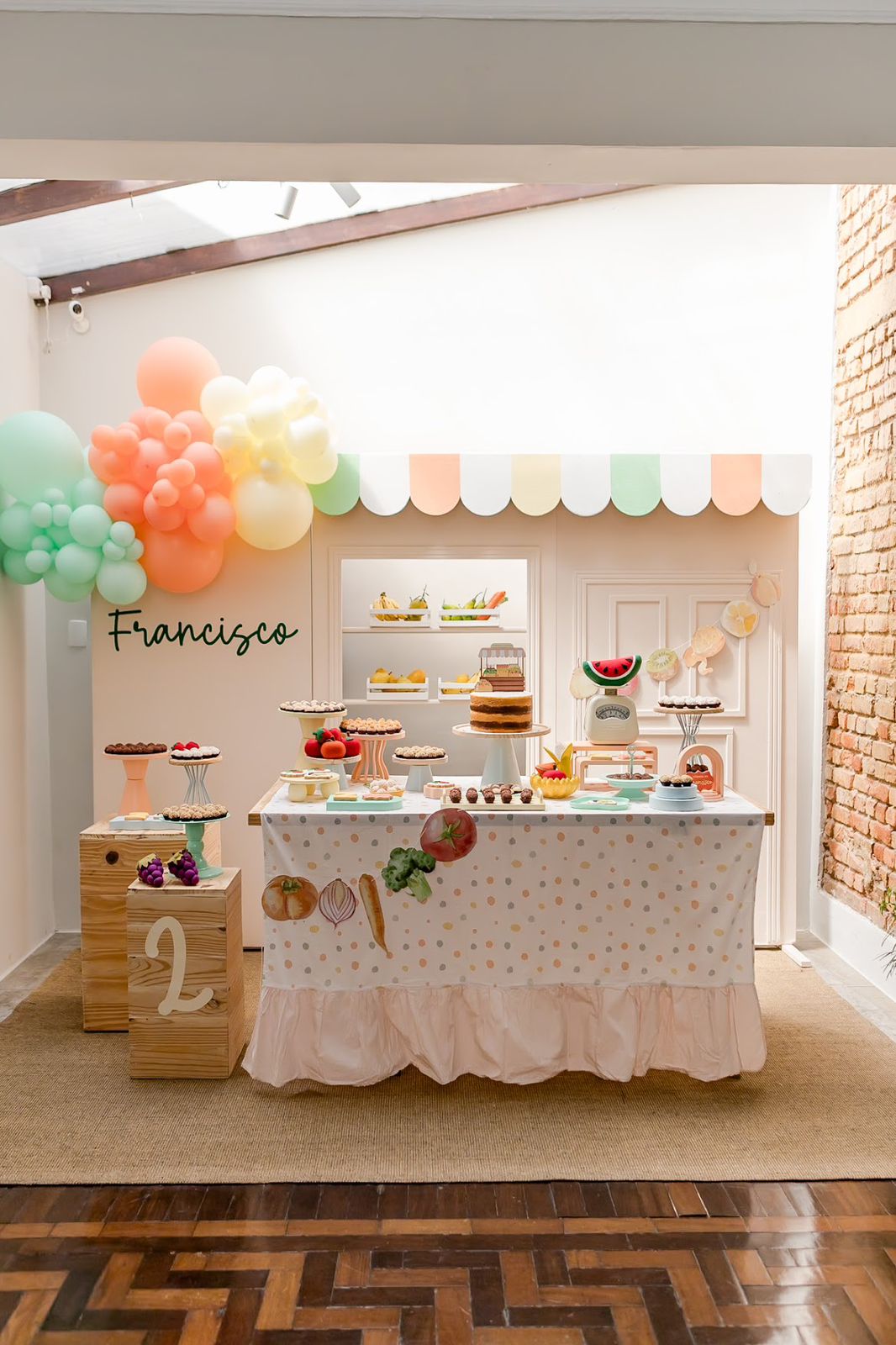 Mesa de docinhos com balões pastel para festa de 1 aninho no Abacateiro Tijuca