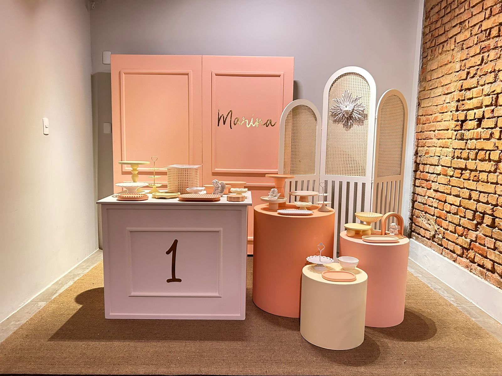 Cilindros decorativos com número 1 em tons pastel no Abacateiro Tijuca