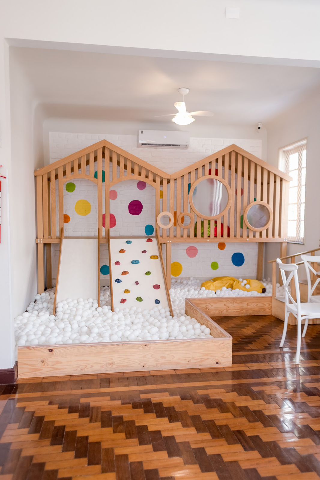 Piscina de bolinhas e playground infantil