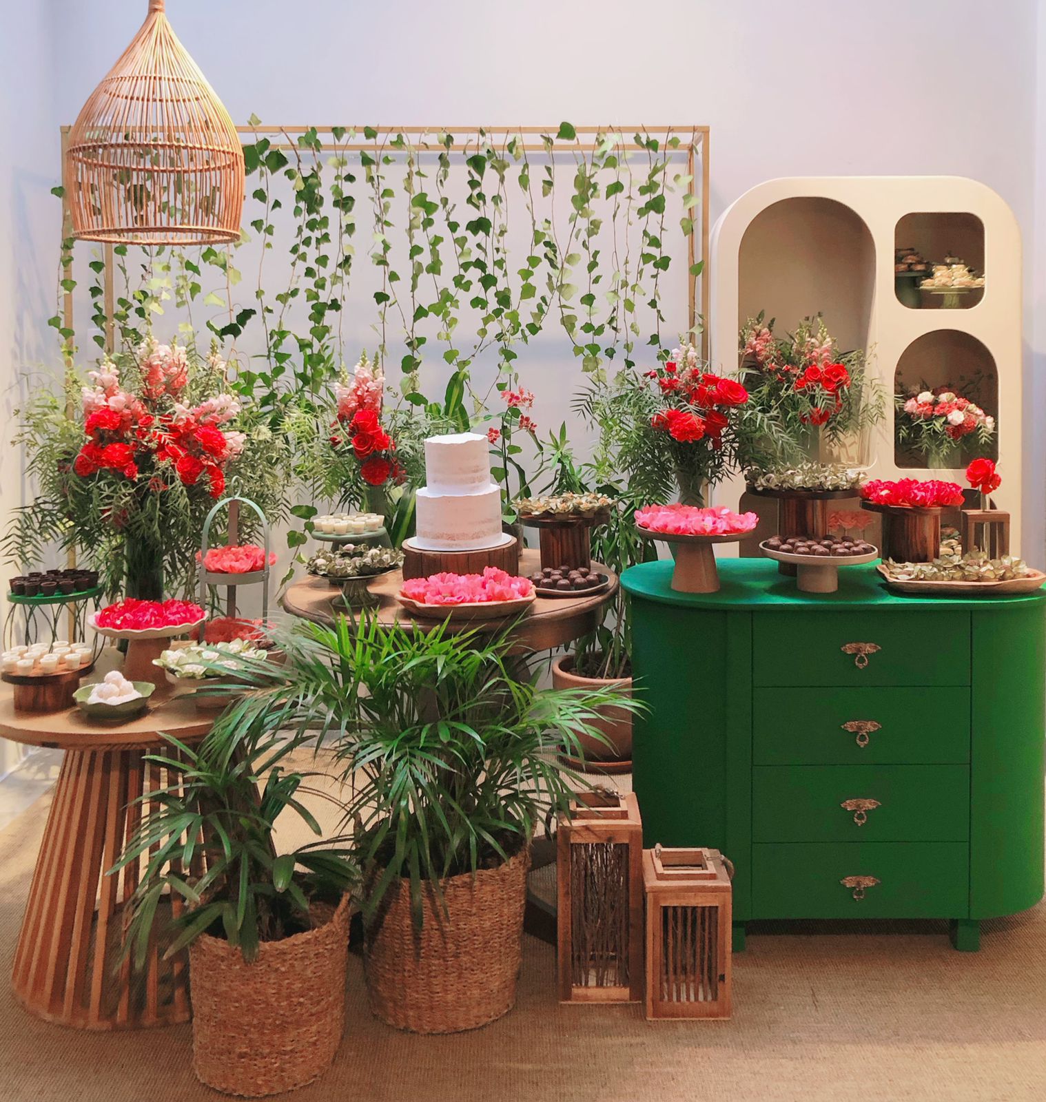 Mesa de doces e bolo decorada